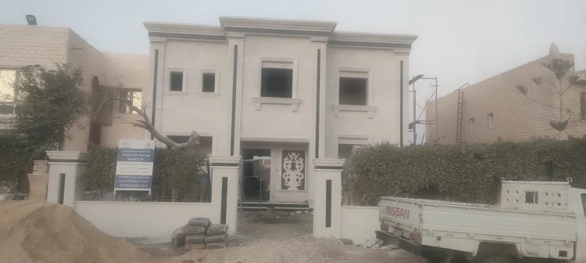 منظور كامل للواجهة والسور أثناء مراحل التشطيب