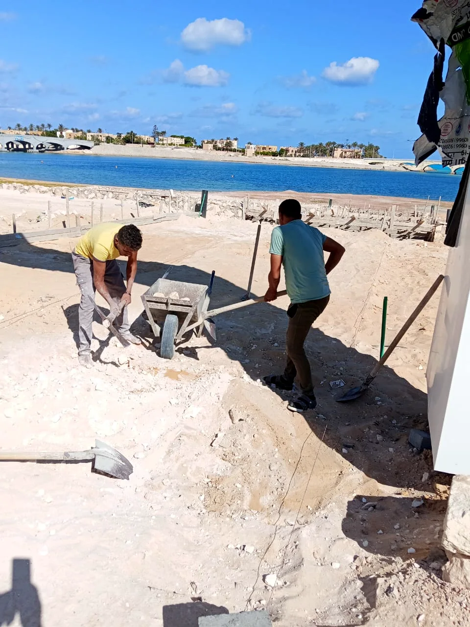 أعمال حفر وتجهيز يدوية أمام البحيرة