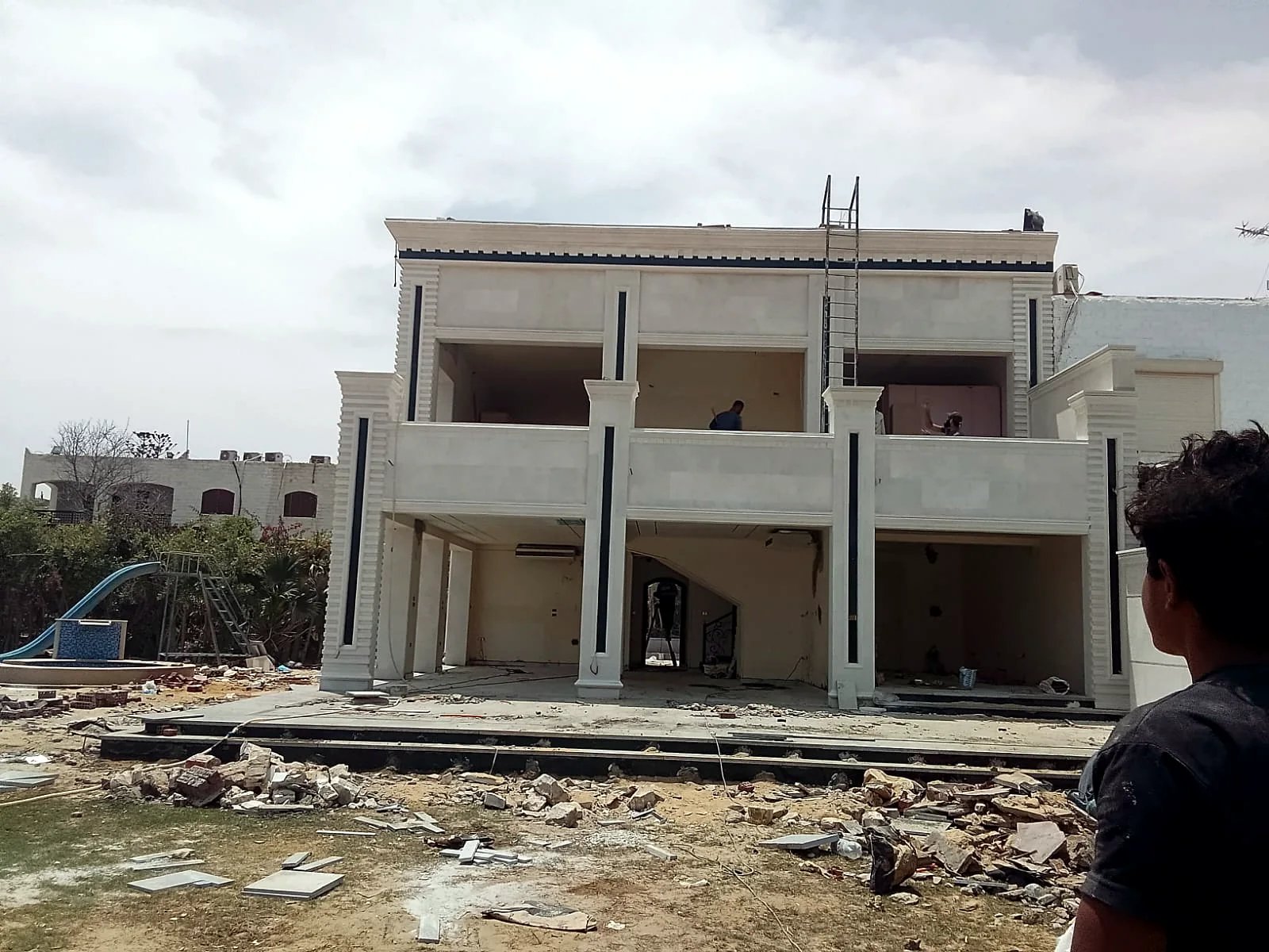 تجهيز الواجهة الأمامية للفيلا قبل التشطيبات النهائية