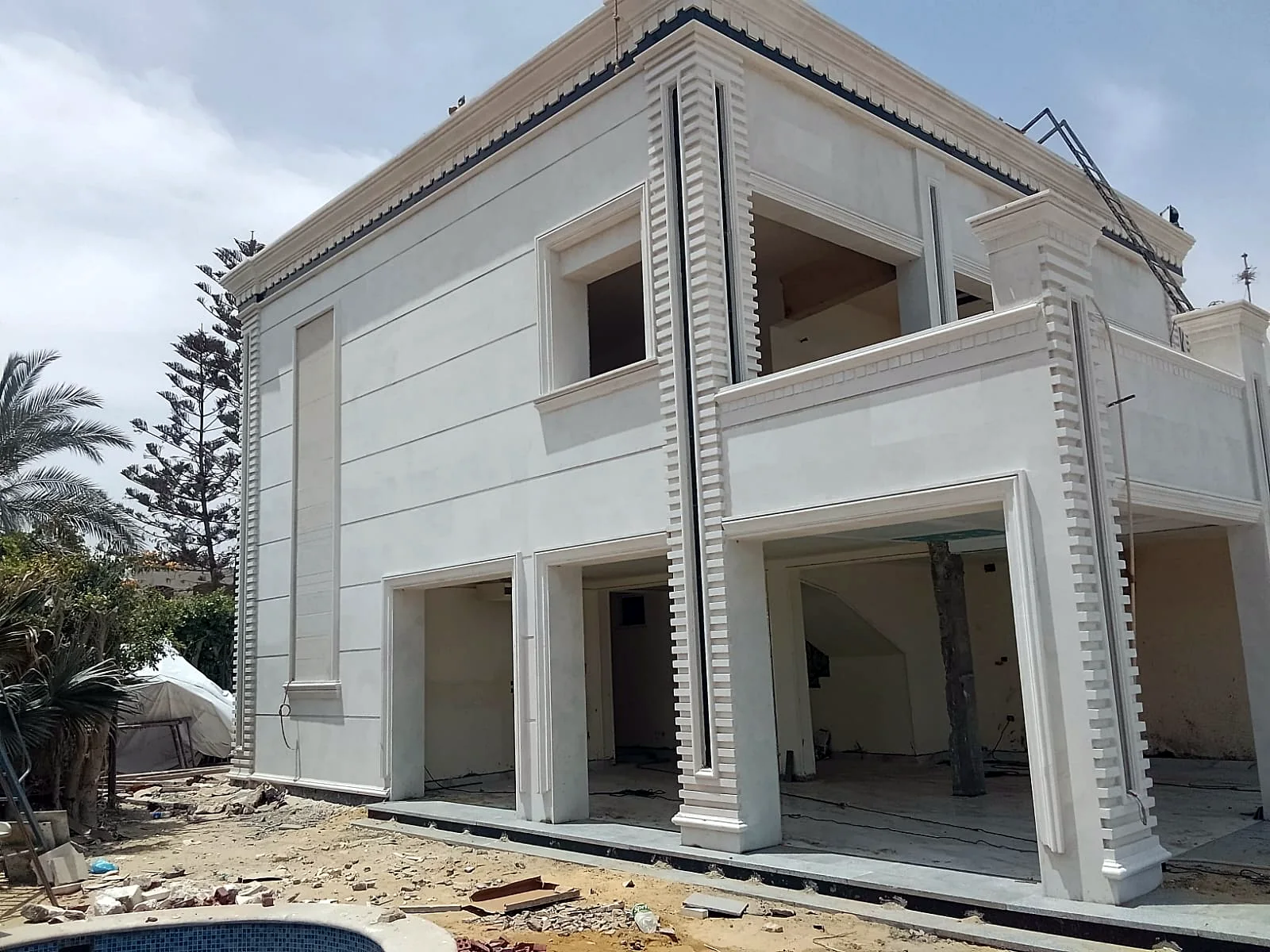 جانب الفيلا بعد تنفيذ طبقات التشطيب الخارجي