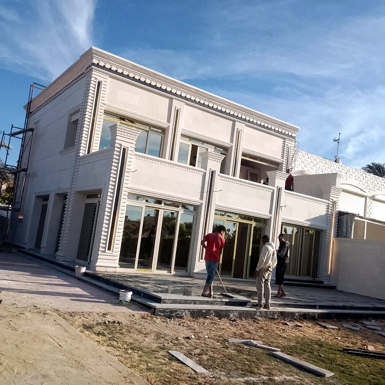 الواجهة الرئيسية أثناء تركيب الزجاج واستكمال التشطيبات