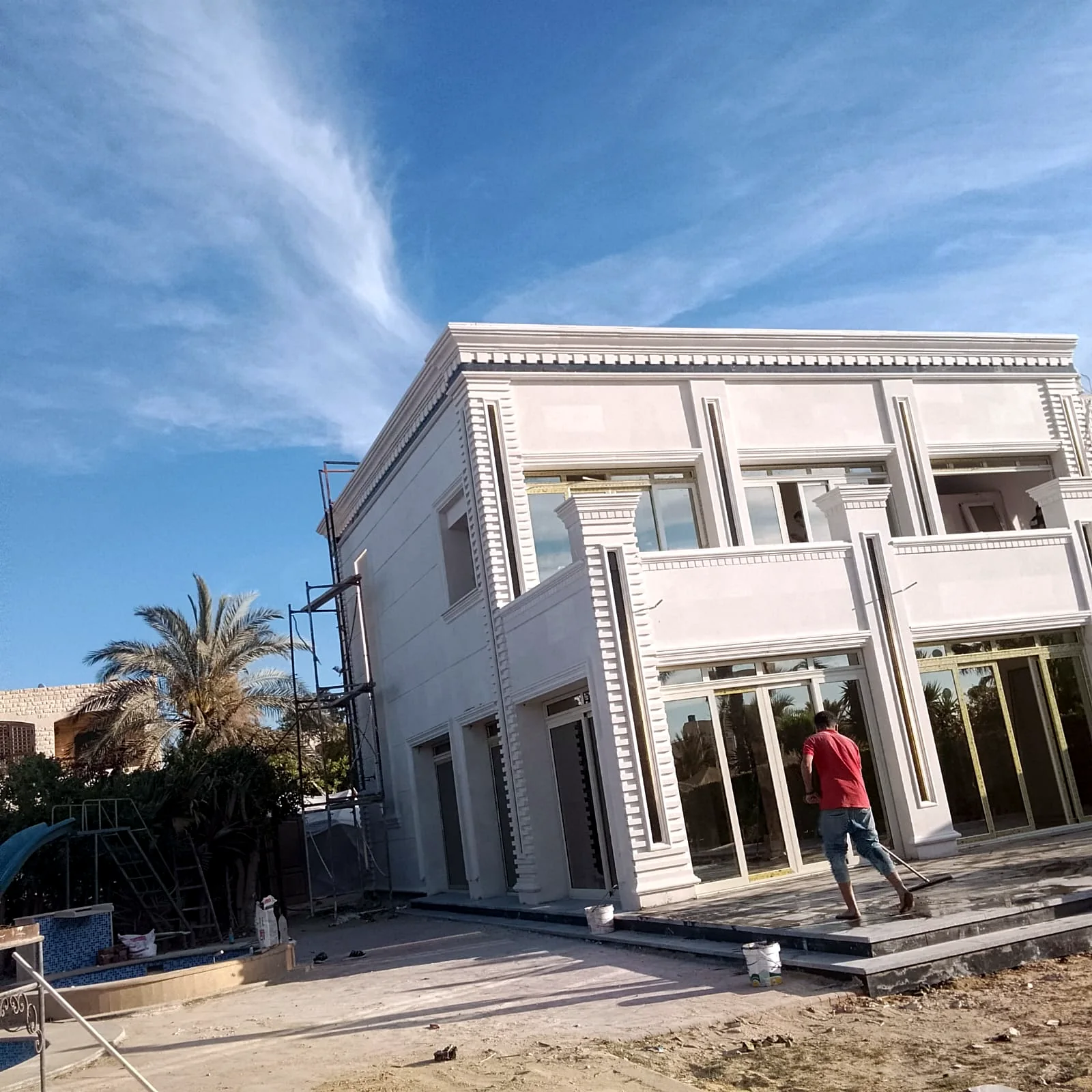 منظور جانبي للفيلا في مرحلة متقدمة من التشطيب
