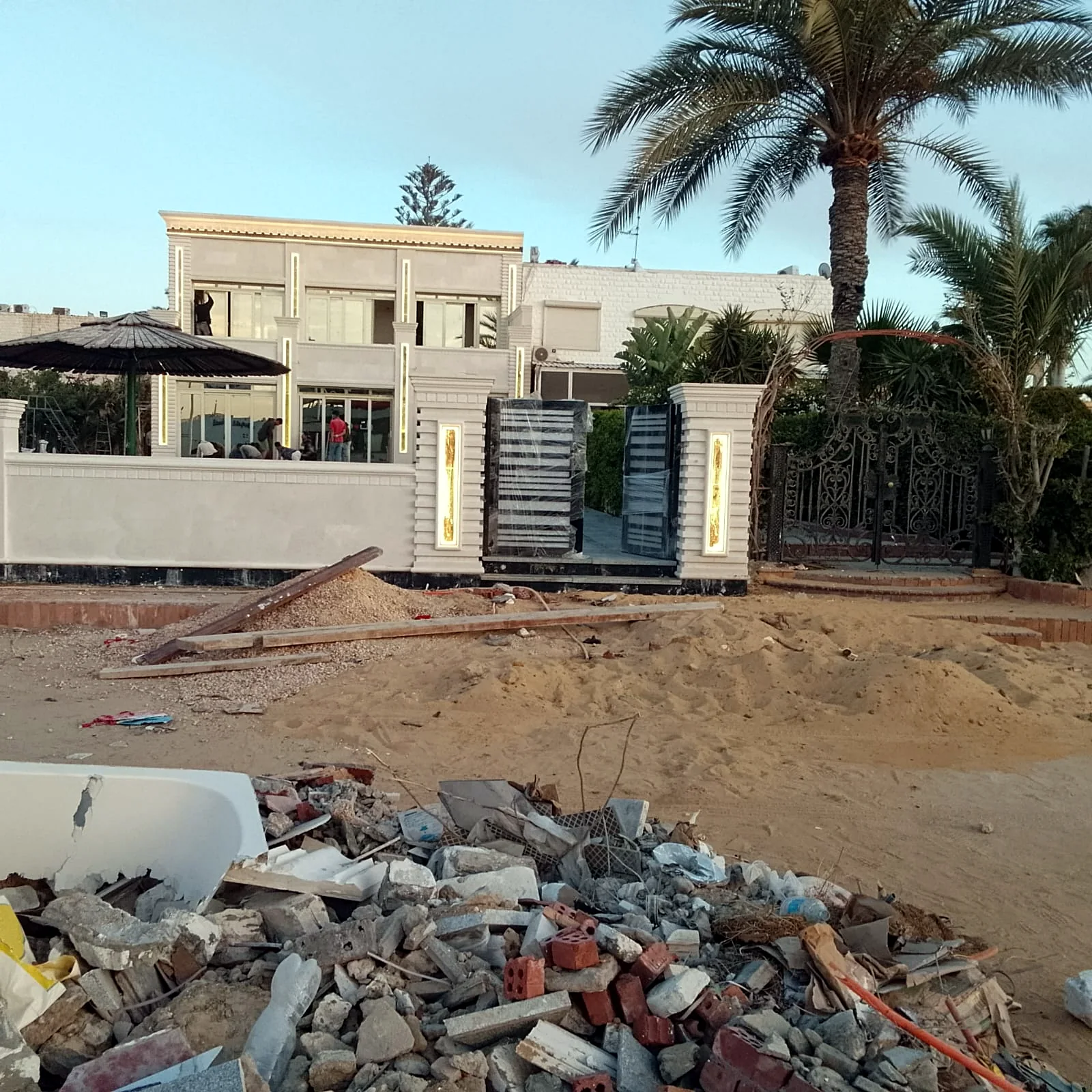 مدخل الفيلا والإضاءة الخارجية أثناء أعمال التشطيب