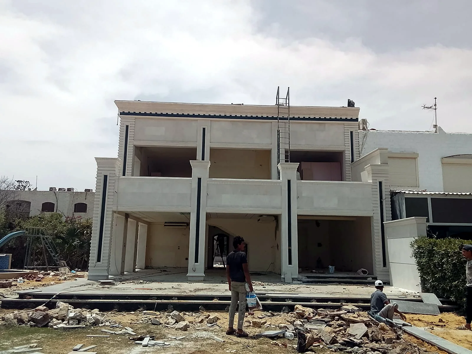 الواجهة الأمامية للفيلا أثناء مراحل التنفيذ